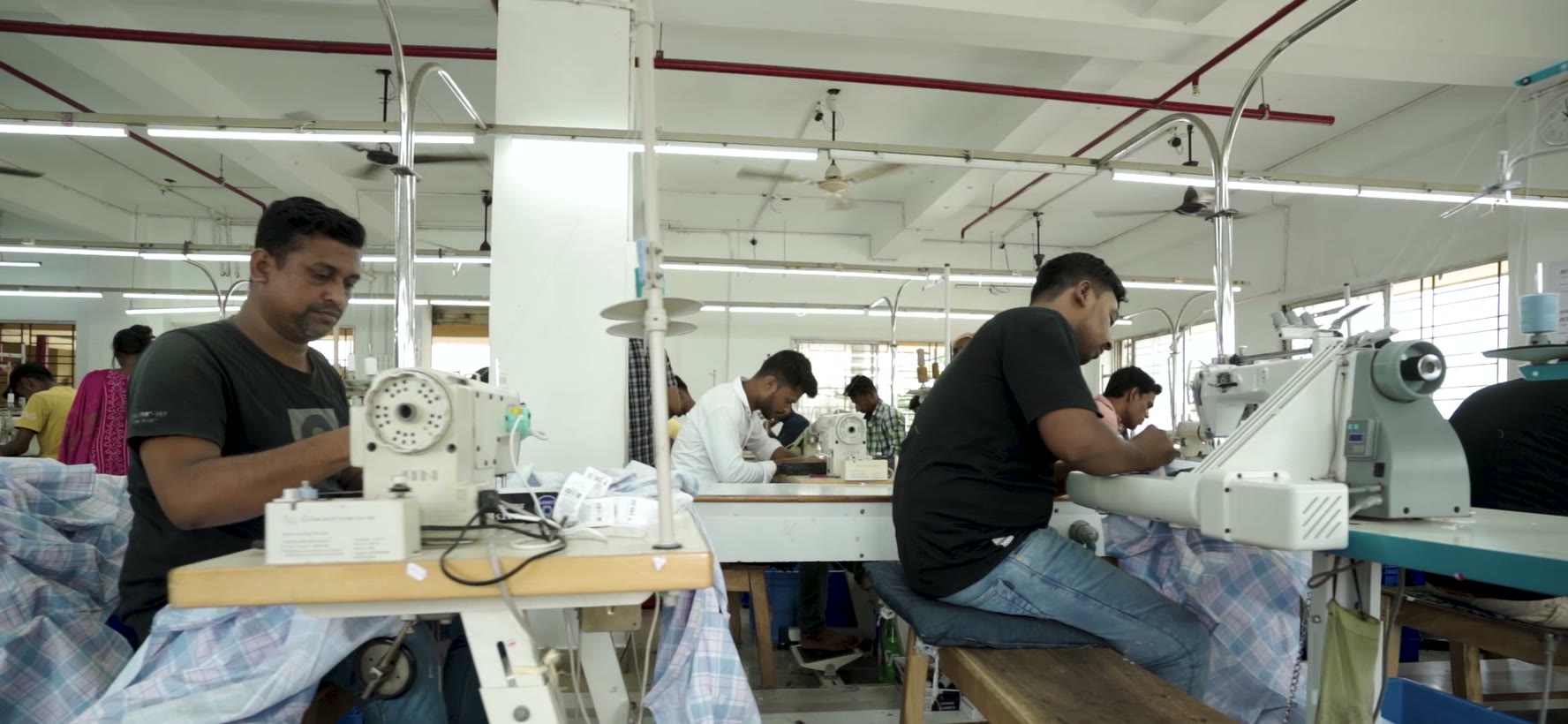 The shirt stitching floor, machines running in rows